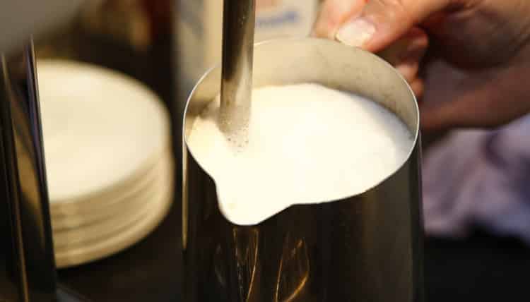 how-to-froth-and-steam-milk-2